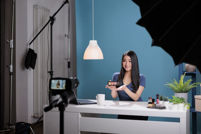 Livestreaming Woman Ecommerce SILKEN Asia